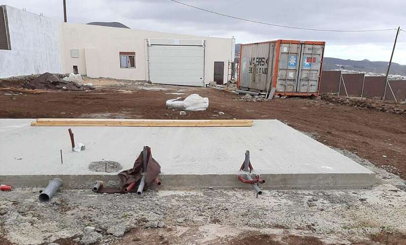 Plataforma de hormigón con los desagües para los baños y un habitáculo/TA. 